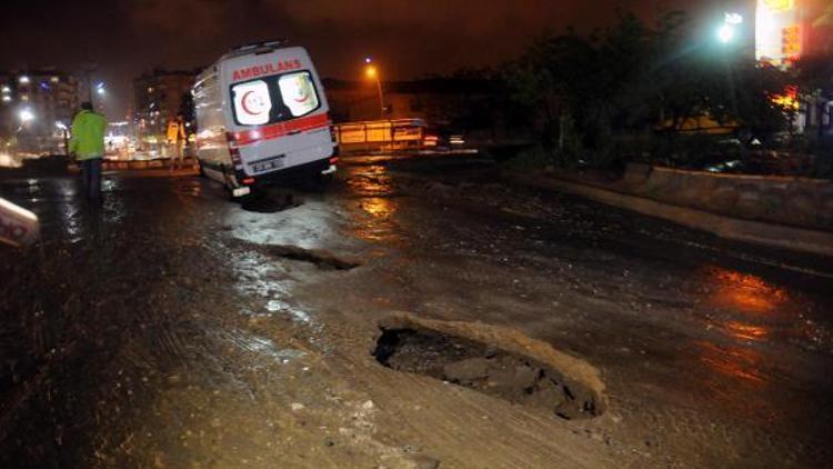 Hasta taşıyan ambulan çöken yolda mahsur kaldı