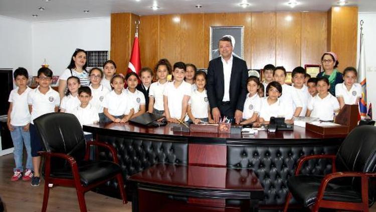 Öğrencilerden Başkan Turgut’a sürpriz ziyaret