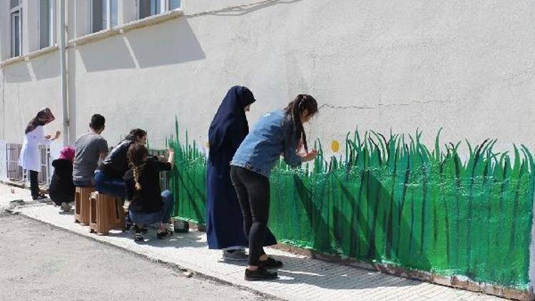 Üniversite öğrencileri köy okulunun duvarlarını boyadı