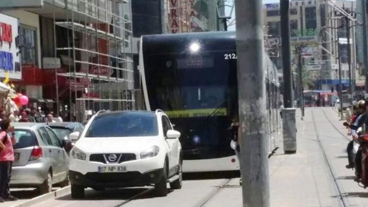 Rayların üzerine park etti, tramvay seferi durdu