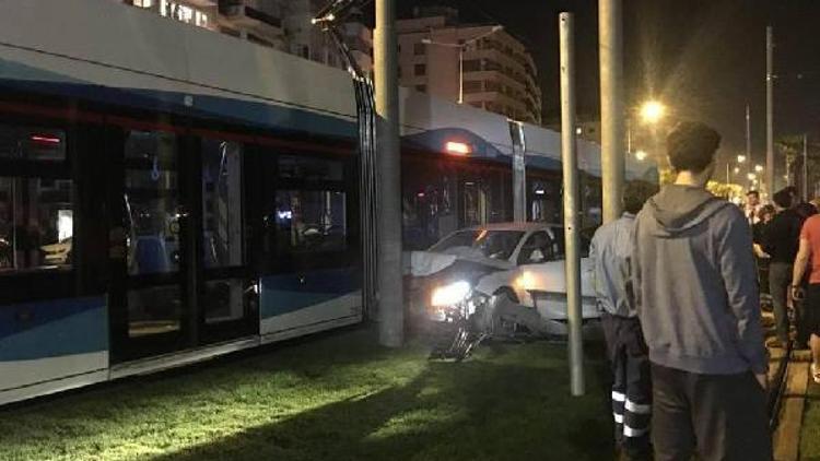 Nikah sarayı çıkışında, otomobil tramvaya çarptı