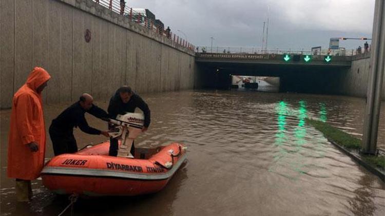 Sağanak yağmur alt geçidi göle çevirdi, araçlar mahsur kaldı