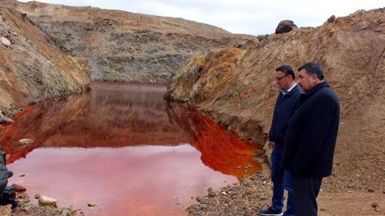 Gölet kırmızı renge büründü