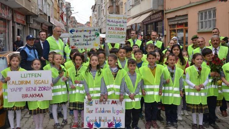 Öğrenciler kaldırımlar işgaline karşı yürüdü