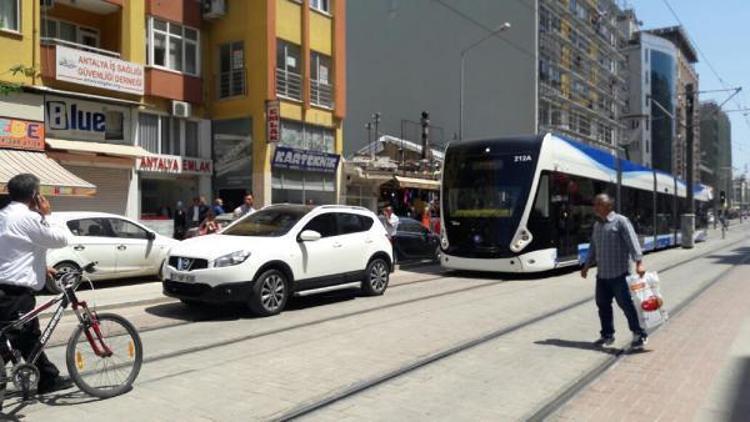 Rayların üzerine park etti, tramvay seferi durdu - ek fotoğraf