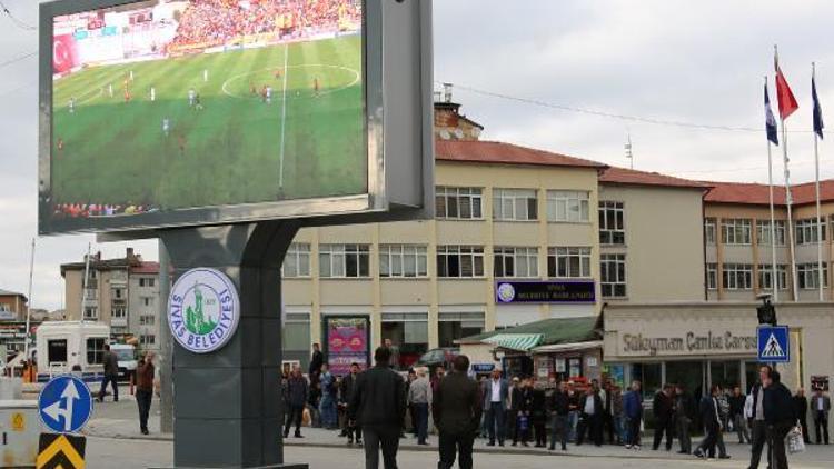 Sivaslılar, Göztepe maçını dev ekrandan izledi