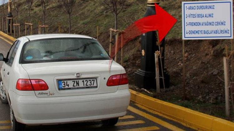 Erzurumdaki bu yolda kontağı kapalı otomobiller yokuş yukarı çıkıyor