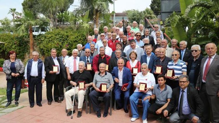 70 yaşını aşan spor adamları plaketle ödüllendirildi