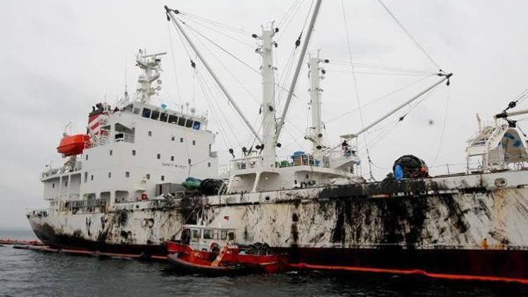 Çeşmede deniz yakıttan temizlendi