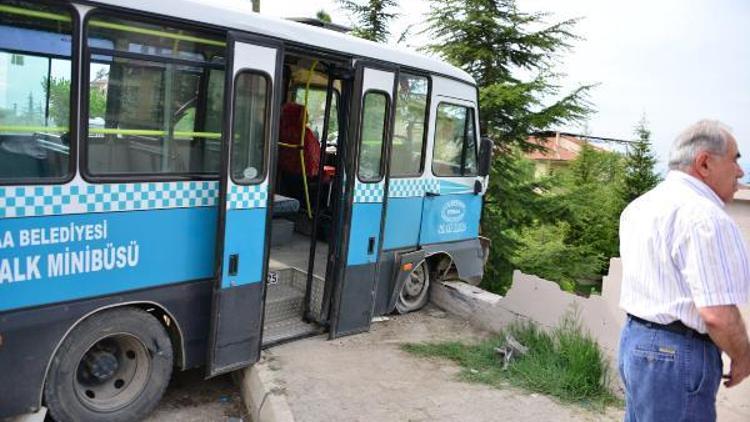 Freni boşalan minibüs, okulun bahçe duvarına çarptı: 5 Yaralı