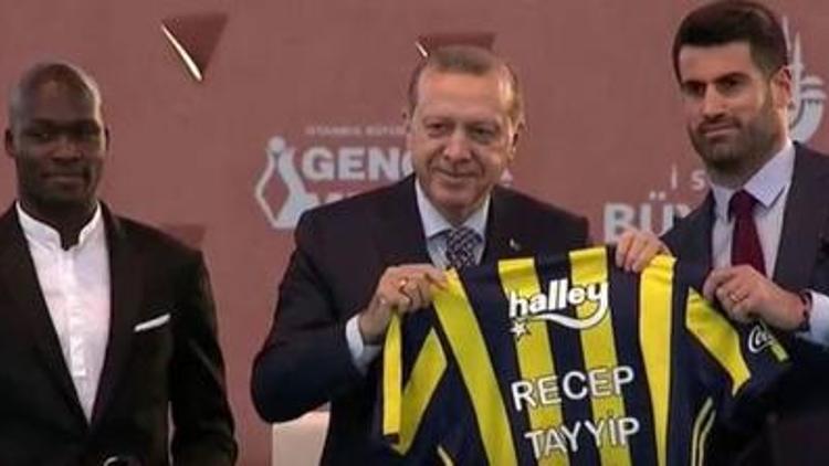 Cumhurbaşkanı Erdoğana Fenerbahçeli futbolculardan sürpriz hediye