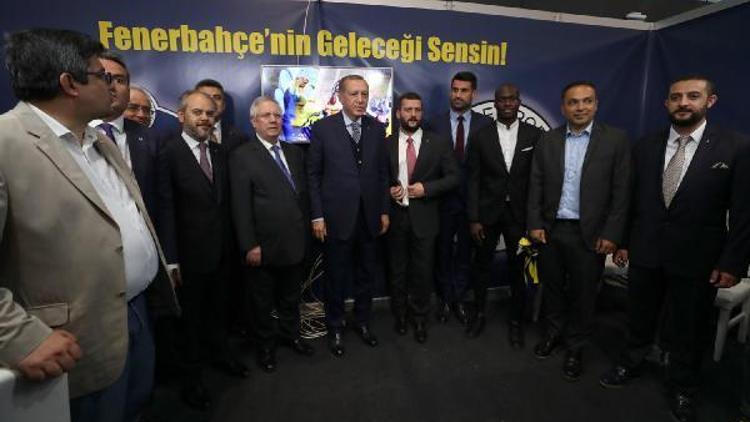 Cumhurbaşkanı Erdoğandan Fenerbahçenin standına ziyaret