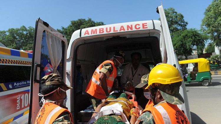 Hindistanda kamyonet kanala devrildi: 14 ölü