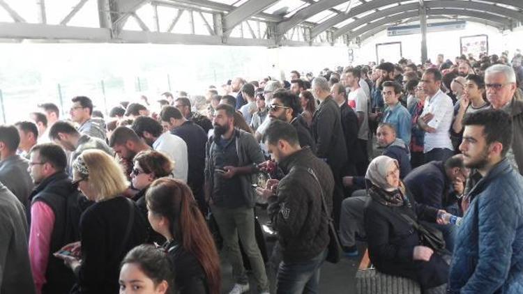 Metrobüs arıza yaptı, duraklar dolup taştı (geniş haber)