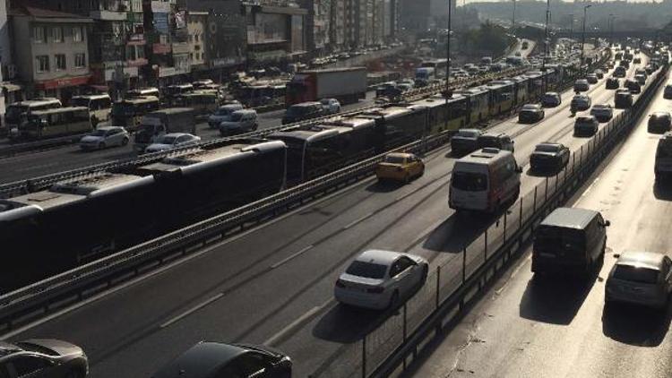 fotoğraflar// Metrobüs arızası vatandaşa zor saatler yaşattı