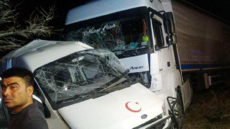 Kırıkkalede minibüse TIR çarptı: 2 ölü, 1 yaralı