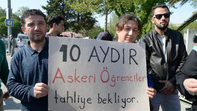 Tutuklu askeri öğrenci ailelerinden İBB önünde basın açıklaması