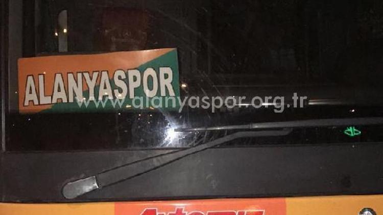 Aytemiz Alanyaspor otobüsüne Konyada taşlı saldırı