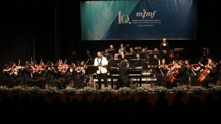 Opera aryaları, Azeri türkülerle buluştu