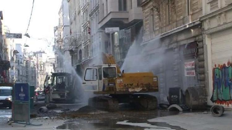 İstiklal Caddesinde su borusu patladı