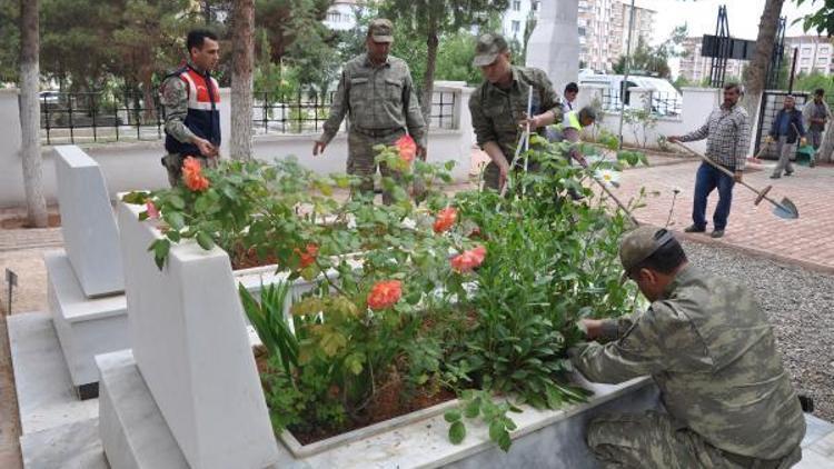 Şehit mezarları çiçeklerle süslendi