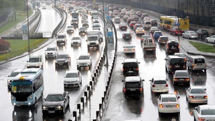 İstanbulda yağmur ve trafik yoğunluğu