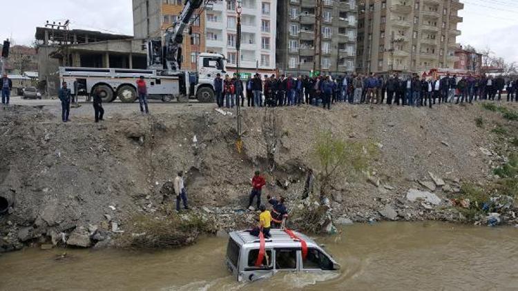 Yüksekovada araç dereye uçtu: 2 yaralı