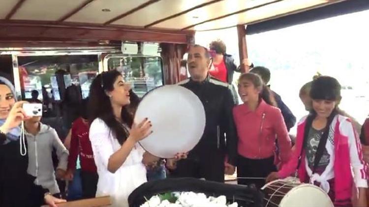 Haluk Levent, Vartodan gelen öğrencilerden oluşturulan orkestra ile  İstanbul Boğazında  konser verdi
