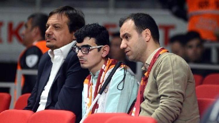 Ergin Ataman, görme engelli taraftara maçı anlattı