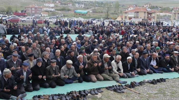 Gölbaşında 3 bin kişi yağmur duasına katıldı