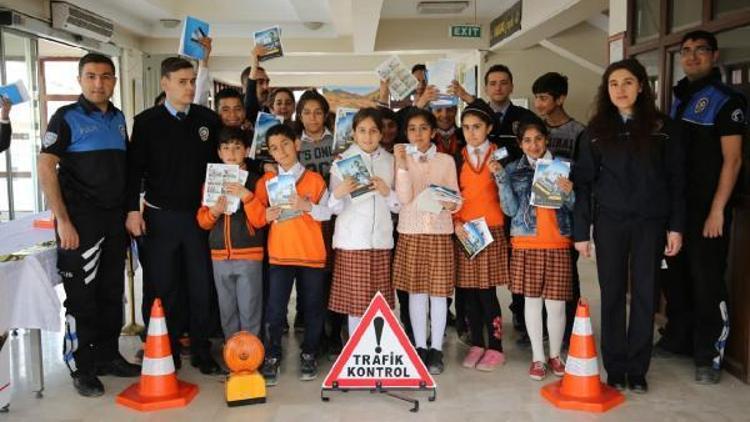 Hakkari polisinden öğrencilere trafik eğitimi