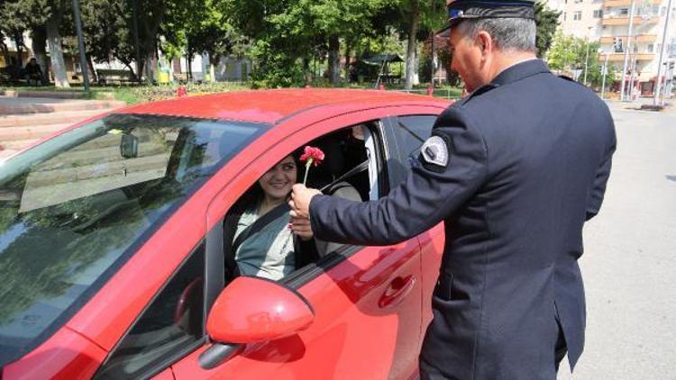 Gaziantepte polisten sürücülere karanfil