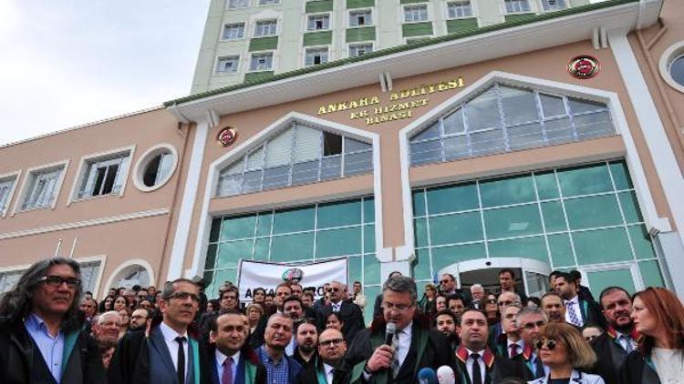 Avukatlar, adliyenin yeni hizmet binasını protesto etti