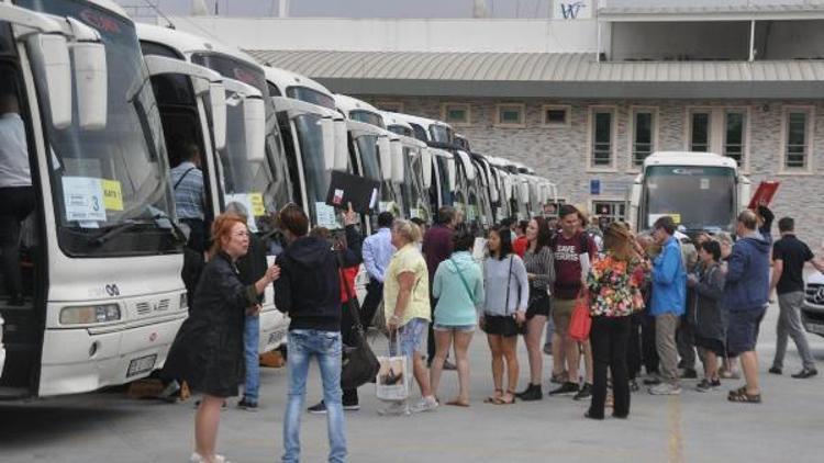 Kuşadasına üç gemiyle turist geldi