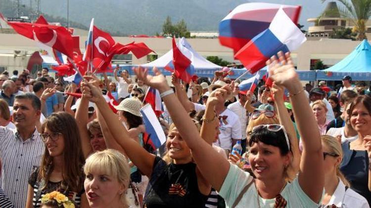Kemerde Ruslar Zafer Bayramını kutladı