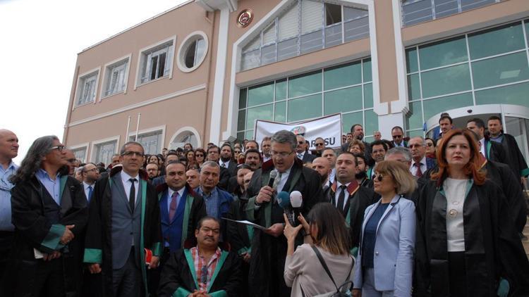 Avukatlardan adliyede bölünme protestosu