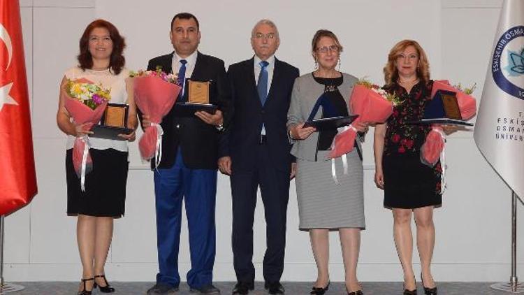 ESOGÜ Hastanesinden emekli olan personele plaket