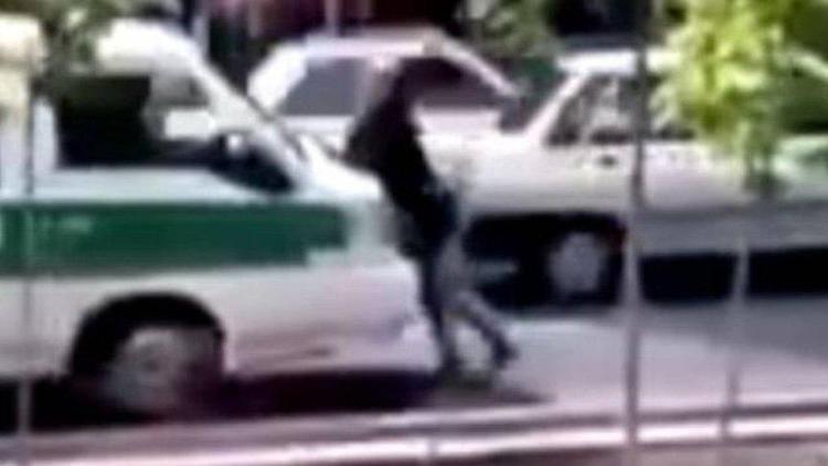 İran’da inanılmaz görüntü… Genç kadın ahlak polisinin önüne atladı