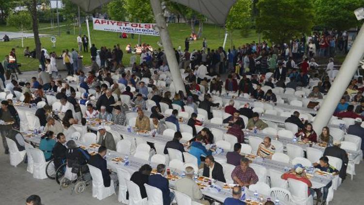 Büyükşehirden 9 farklı bölgede 12 bin kişiye iftar yemeği