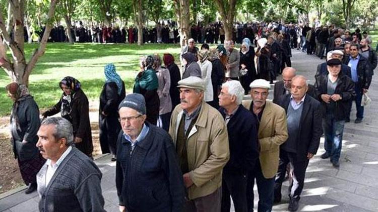 Emekli maaş değil domates kuyruğu