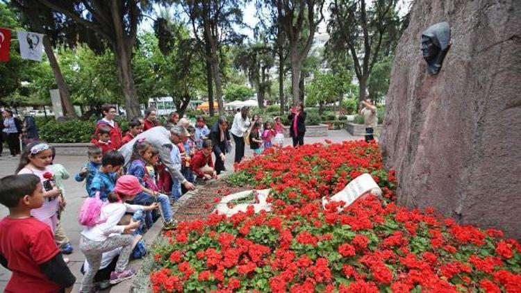 Anıtkabirden Zübeyde Anaya çiçekler gelecek