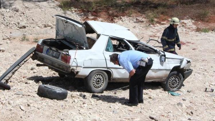 Şanlıurfada devrilen otomobilde baba-oğul yaralı