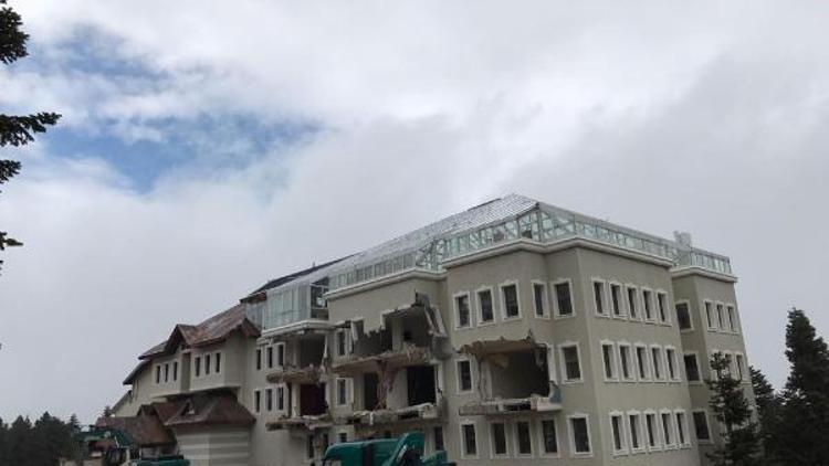 Ali Ağaoğlunun Uludağdaki otelinin kaçak bölümleri yıkılıyor