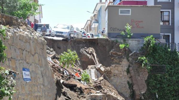 İstinat duvarı çöktü, facianın eşiğinden dönüldü