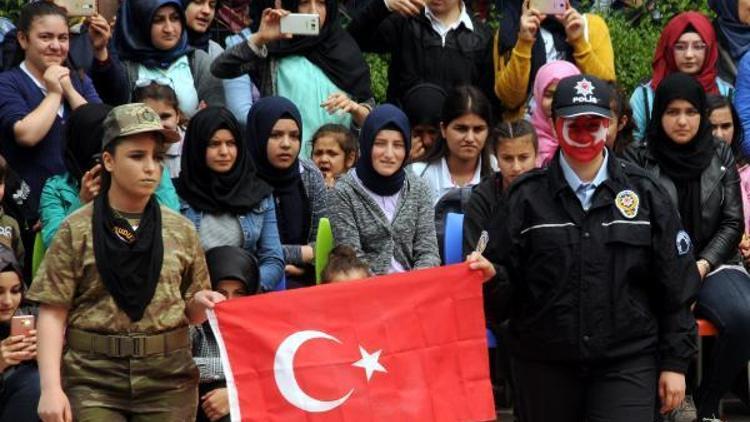 Lise öğrencilerden defile