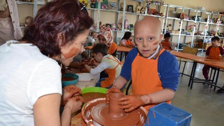 Zihinsel engelli çocuklar çömlek yaptı