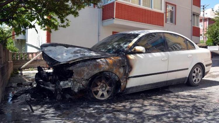 Evinin önündeki otomobili ateşe verildi