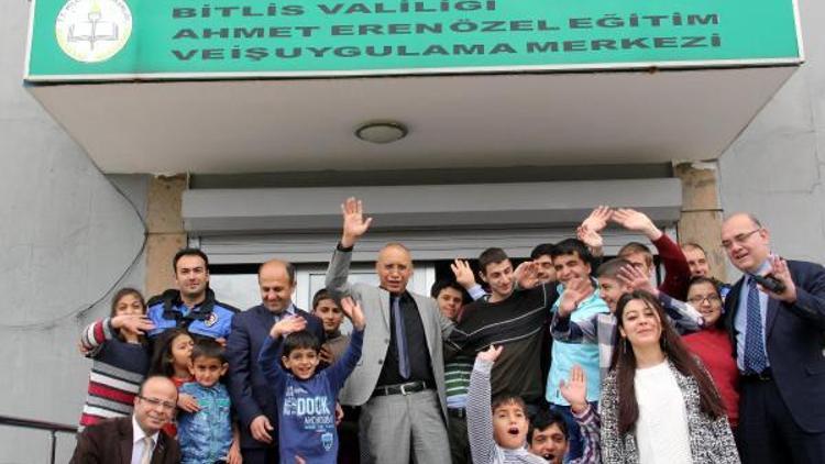 Bitlis Emniyet Müdüründen engelli öğrencilere ziyaret