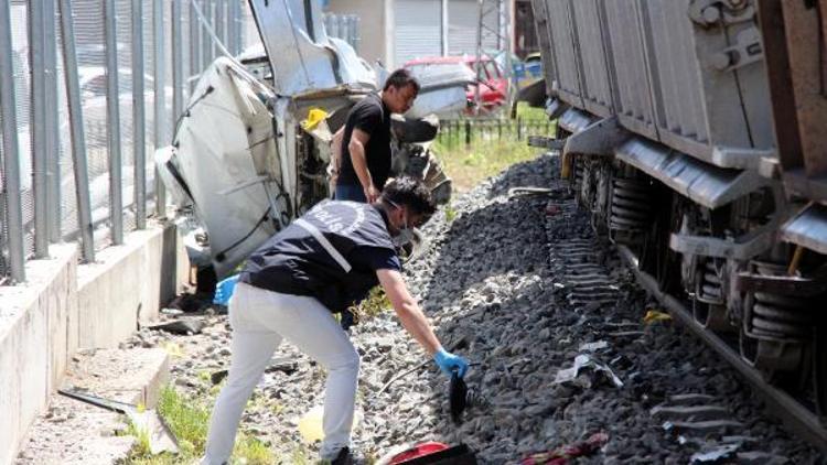 Hemzemin geçitte tren otomobile çarptı: 1 ölü, 1 yaralı
