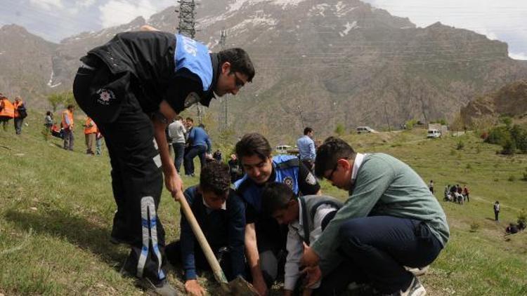 Polis ve öğrenciler yeşil Hakkari için fidan dikti